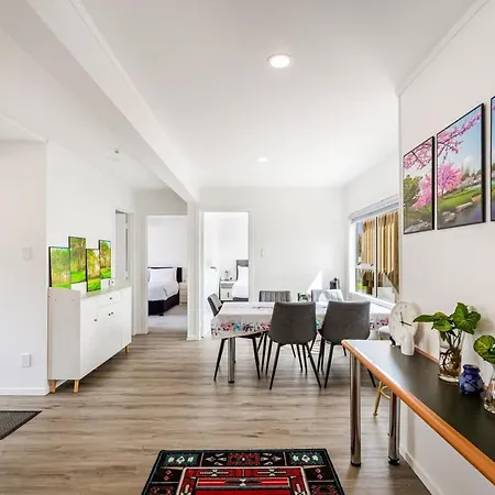 Spacious Freshly Renovated 3Br Ellerslie Unit